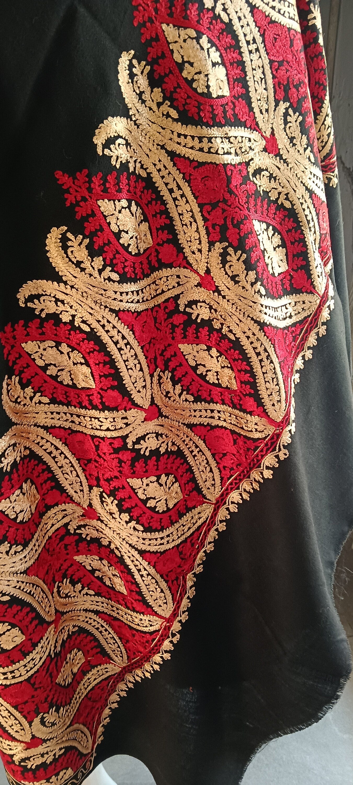 Black Red 100 % Cashmere Pashmina Shawl/Scarf Luxurious Embroidered Soft Touch Lightweight Vintage Winter Outfit Minimalist Designer Shawl